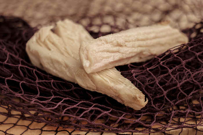 Ventrêche de bonite de la mer Cantabrique cuite à feux doux et emballée sous vide. Prête à consommer.